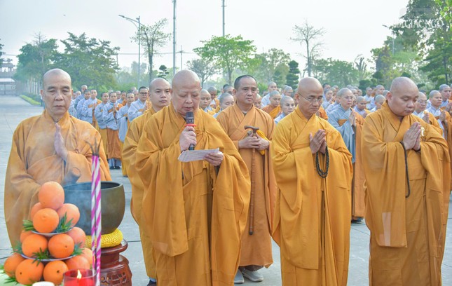 Hòa thượng Thích Lệ Trang, Phó Chủ tịch Hội đồng Trị sự, Trưởng ban Trị sự Phật giáo TP.HCM và chư tôn đức Ban Thường trực Ban Trị sự hiện diện tham dự buổi lễ