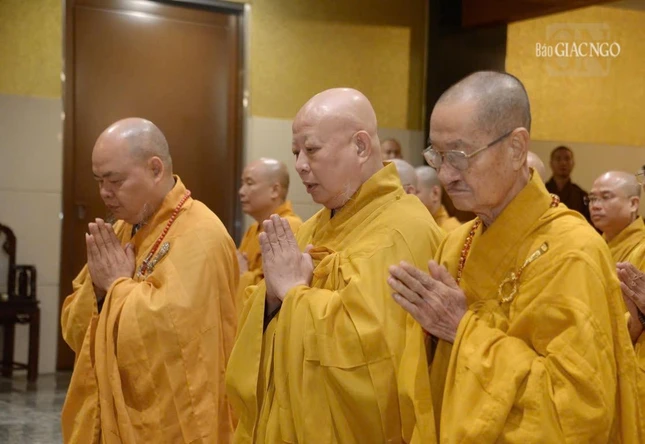 Hòa thượng Thích Lệ Trang, Phó Chủ tịch Hội đồng Trị sự, Trưởng ban Trị sự Phật giáo Thành phố dâng lời khánh tuế Đức Pháp chủ