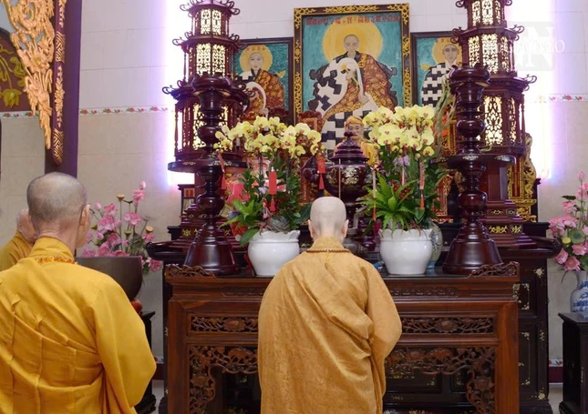 Tại Tổ đường tổ đình Huê Nghiêm, Đức Pháp chủ và chư tôn đức dâng hương, đảnh lễ tưởng niệm chư lịch đại Tổ sư