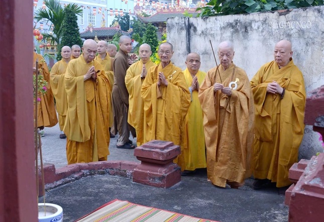 Đức Pháp chủ dâng hương đảnh lễ bảo tháp Tổ Tế Lý Quảng Đức - vị kế thế Tổ Thiệt Thoại Tánh Tường trụ trì tổ đình Huê Nghiêm