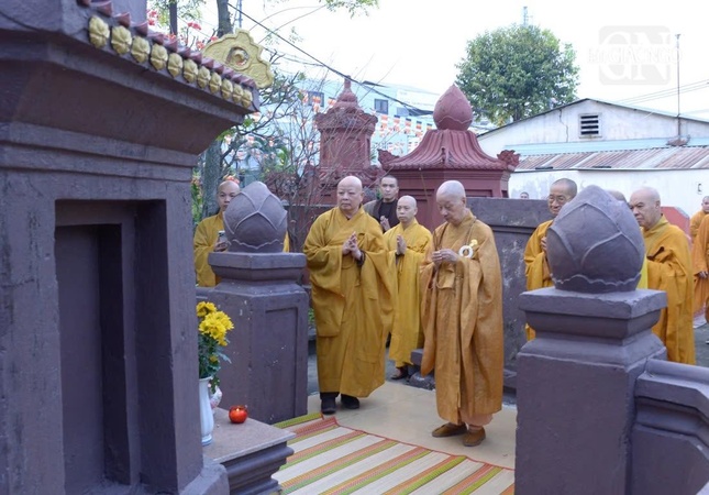 Đức Pháp chủ và chư tôn đức đảnh lễ bảo tháp Tổ sư Đạt Lý Huệ Lưu