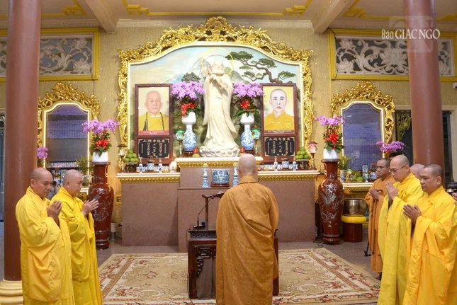 Tại chùa Vạn Đức, Đức Pháp chủ dâng hương tưởng niệm ở Tổ đường