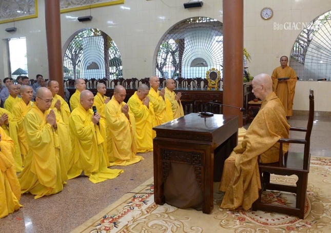 Đại diện Tông môn Vạn Đức, Hòa thượng Thích Hoằng Tri, Trưởng tông môn, trụ trì chùa Vạn Đức dâng lời khánh tuế lên Đức Pháp chủ