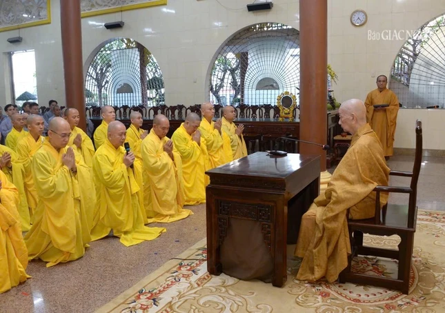 Đại diện Tông môn Vạn Đức, Hòa thượng Thích Hoằng Tri, Trưởng tông môn, trụ trì chùa Vạn Đức dâng lời khánh tuế lên Đức Pháp chủ