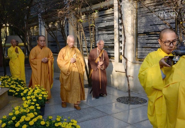 Đại lão Hòa thượng Thích Trí Quảng hữu nhiễu bảo tháp Phù Thi, nơi tôn trí nhục thân Đại lão Hòa thượng Thích Trí Tịnh