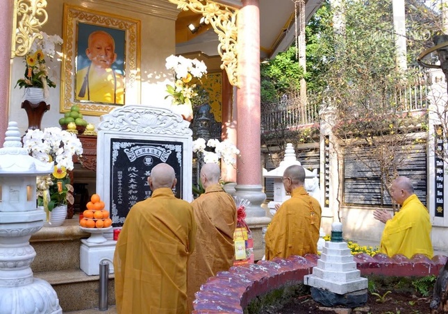 Chư Trưởng lão dâng hương