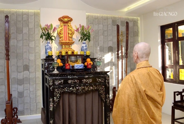 Trước long vị Đại lão Hòa thượng Thích Trí Tịnh