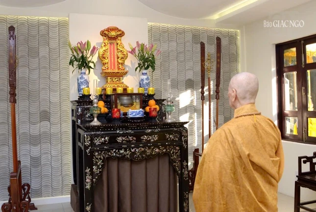 Trước long vị Đại lão Hòa thượng Thích Trí Tịnh