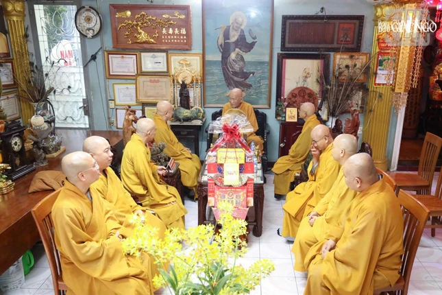 Phái đoàn Ban Trị sự GHPGVN TP.HCM tại chùa Pháp Hoa