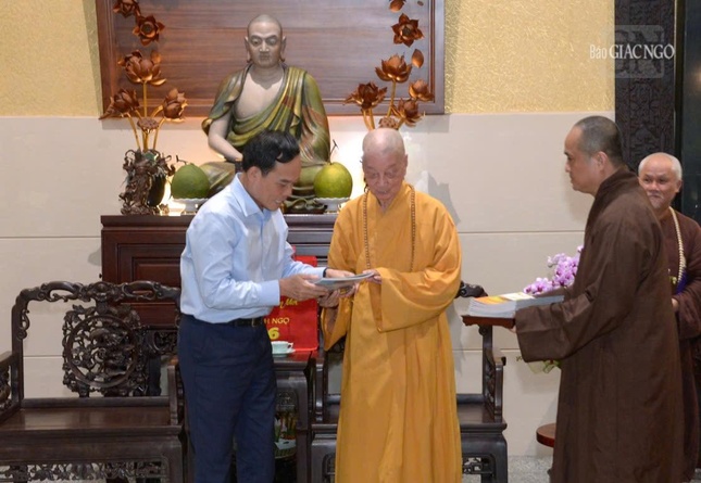 Đức Pháp chủ tặng quà Tết là giai phẩm Xuân Giác Ngộ đến Bí thư Thành ủy TP.HCM