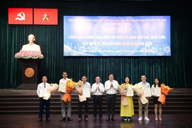Lãnh đạo TP.HCM trao giải cho các tác giả đoạt giải báo chí viết về Nghị quyết số 57 của Bộ Chính trị