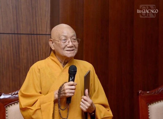 Trưởng lão Hòa thượng Thích Minh Thông trình bày và xin ý kiến của chư vị Trưởng lão Trưởng lão Hòa thượng Thích Minh Thông trình bày và xin ý kiến của chư vị Trưởng lão