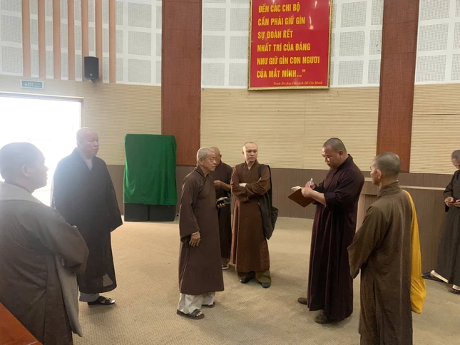 Hòa thượng Thích Trí Minh, Ủy viên Hội đồng Trị sự, Phó Trưởng ban Thường trực Ban Trị sự GHPGVN tỉnh Vĩnh Long chỉ đạo công tác khảo sát