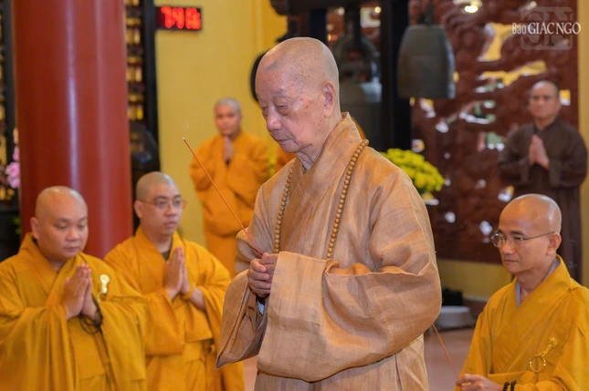 Đại lão Hòa thượng tưởng niệm Thượng tọa Thích Minh Phát, vị đồng sự với ngài trong thời gian dài tại tổ đình Ấn Quang