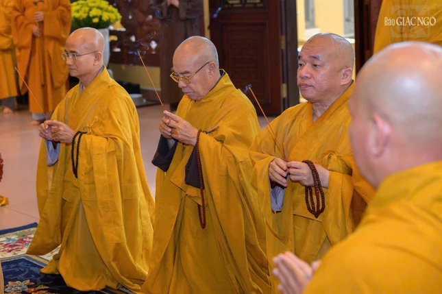 Ban Trị sự GHPGVN TP.HCM và môn đồ tại tổ đình Ấn Quang tưởng niệm