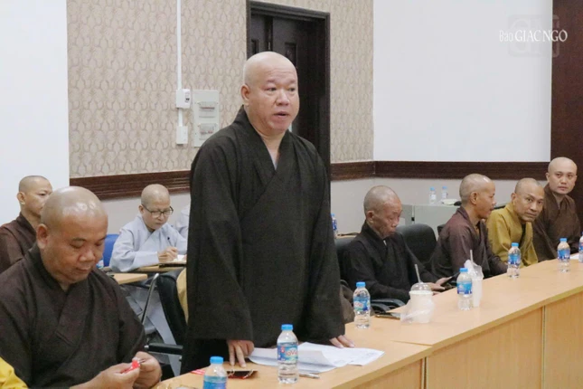 Thượng tọa Thích Tâm Khiết, Phó Trưởng ban kiêm Chánh Thư ký Ban Trị sự GHPGVN Tỉnh Vĩnh Long báo cáo tiến độ công tác tổ chức