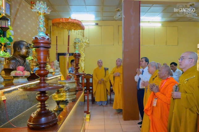 Đoàn dâng hương tưởng niệm, đảnh lễ Lịch đại Tổ sư, chư vị lãnh đạo Giáo hội tiền nhiệm tại Tổ đường chùa Lưỡng Xuyên