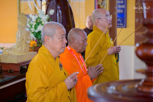 Chư tôn đức lãnh đạo Phật giáo tỉnh Vĩnh Long niêm hương, đảnh lễ Tam bảo trước đại hội