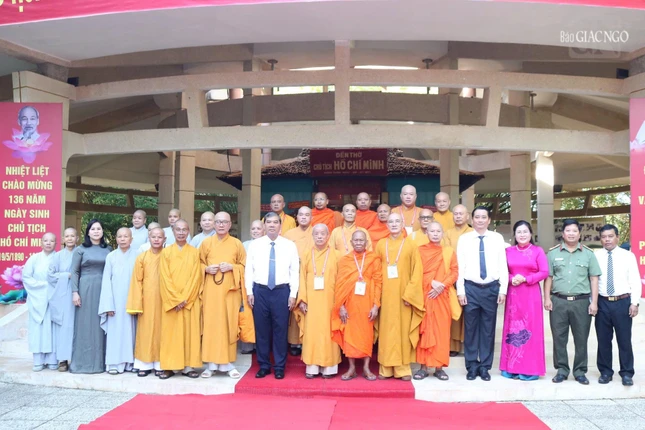 Phái đoàn trước Đền thờ Chủ tịch Hồ Chí Minh