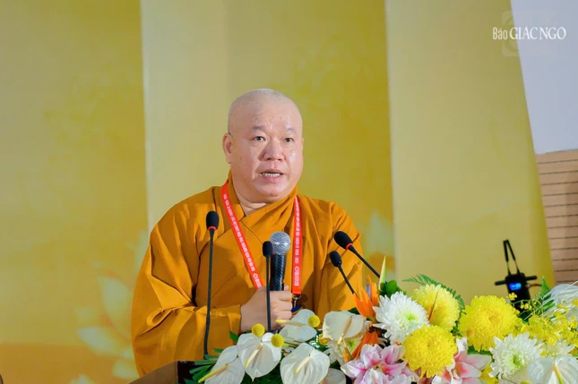 Thượng tọa Thích Tâm Khiết thay mặt Ban Thư ký Đại hội trình báo cáo tổng kết và phương hướng hoạt động nhiệm kỳ tới