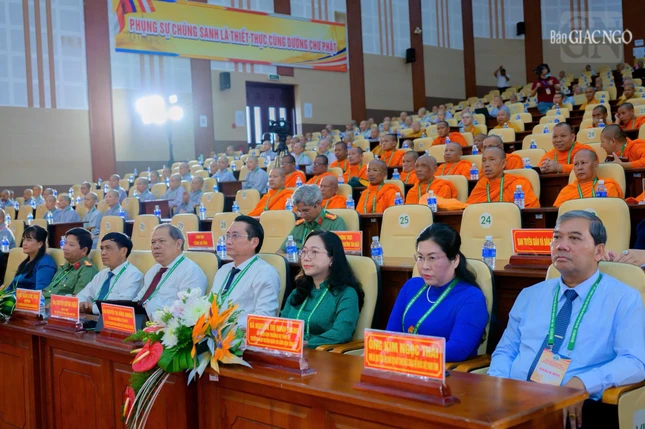 Lãnh đạo chính quyền tỉnh Vĩnh Long tham dự phiên thứ nhất đại hội