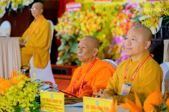 Hòa thượng Thạch Sok Xane chủ tọa phiên thứ đầu tiên đại hội
