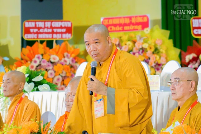Thượng toạ Thích Trí Thọ điều hành thảo luận