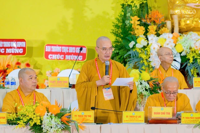 Thượng tọa Thích Lệ Lạc thay mặt chư tôn đức Ban Thường trực Ban Trị sự GHPGVN tỉnh Vĩnh Long, nhiệm kỳ 2022-2027 tuyên bố mãn nhiệm