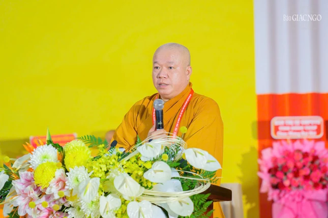 Thượng tọa Thích Tâm Khiết, Phó Trưởng ban kiêm Chánh Thư ký Ban Trị sự Phật giáo tỉnh Vĩnh Long báo cáo công tác tổ chức