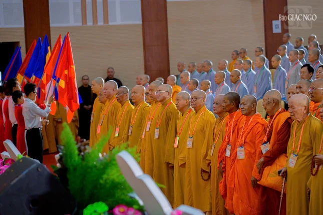 Đại hội thực hiện nghi thức hành chính chào Quốc kỳ và Đạo kỳ Đại hội thực hiện nghi thức hành chính chào Quốc kỳ và Đạo kỳ