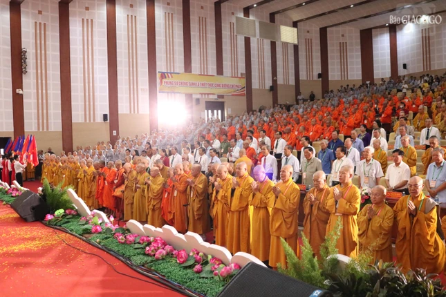 Đại hội thực hiện nghi thức tâm linh truyền thống của Phật giáo trước khi bước vào phiên trọng thể Đại hội thực hiện nghi thức tâm linh truyền thống của Phật giáo trước khi bước vào phiên trọng thể