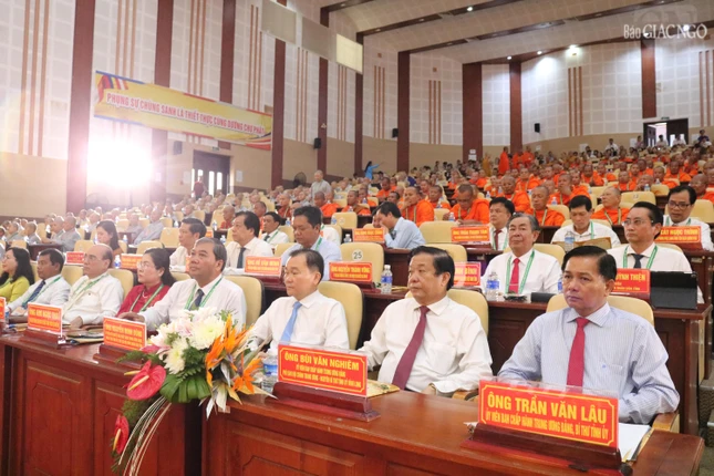 Lãnh đạo, nguyên lãnh đạo Tỉnh ủy, HĐND, UBND, UBMTTQVN tỉnh Vĩnh Long tham dự phiên trọng thể đại hội Lãnh đạo, nguyên lãnh đạo Tỉnh ủy, HĐND, UBND, UBMTTQVN tỉnh Vĩnh Long tham dự phiên trọng thể đại hội
