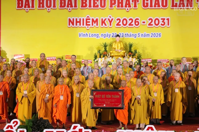 Tân Ban Trị sự đón nhận khánh vàng từ Trưởng lão Hòa thượng Phó Pháp chủ, Chủ tịch Hội đồng Trị sự Tân Ban Trị sự đón nhận khánh vàng từ Trưởng lão Hòa thượng Phó Pháp chủ, Chủ tịch Hội đồng Trị sự
