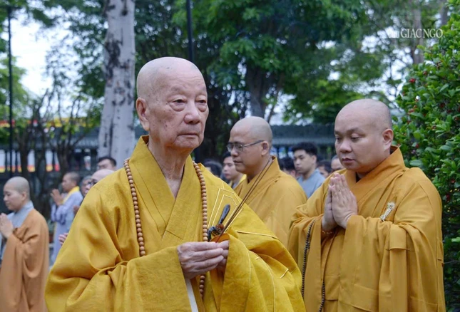 Đại lão Hòa thượng phương trượng chùa Huê Nghiêm chứng minh, niêm hương trước khi cử hành nghi thức Mộc dục kim thân Đức Phật