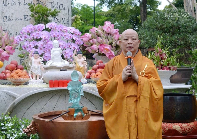 Hòa thượng Thích Lệ Trang, trụ trì chùa Huê Nghiêm chia sẻ ý nghĩa đản sanh của Đức Thế Tôn và hướng dẫn nghi thức Tắm Phật