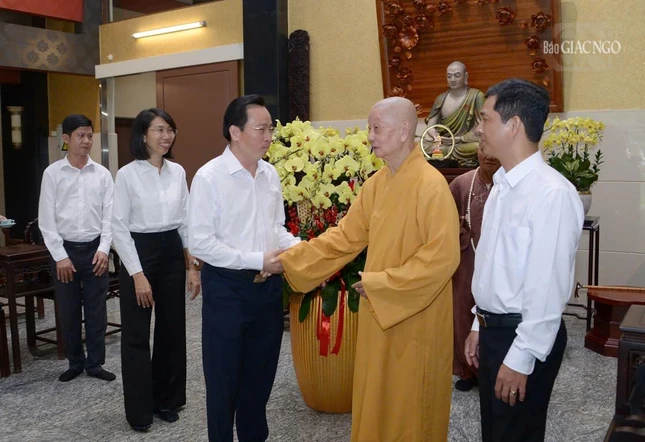Phái đoàn Công an TP.HCM chúc mừng Đại lễ Phật đản Đức Pháp chủ
