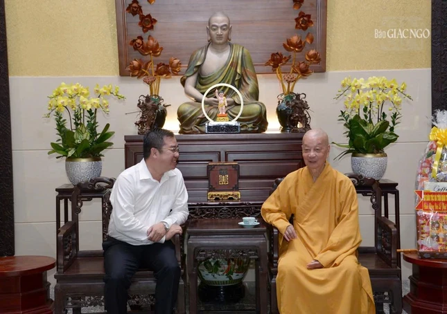 Ông Nguyễn Văn Đồng, Giám đốc Sở Dân tộc và Tôn chúc mừng Đại lễ Phật đản Đức Pháp chủ