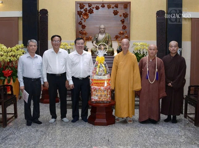 Phái đoàn Sở Dân tộc và Tôn giáo chúc mừng Đại lễ Phật đản PL.2570
