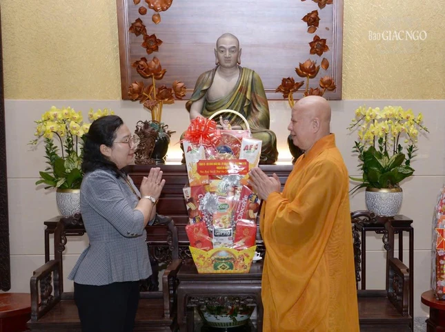 Bà Phạm Thụy Vy, Chủ tịch Ủy ban MTTQVN phường An Khánh chúc mừng Đại lễ Phật đản