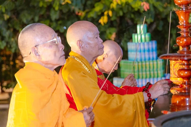 Chư tôn Trưởng lão Hòa thượng dâng hương tưởng niệm
