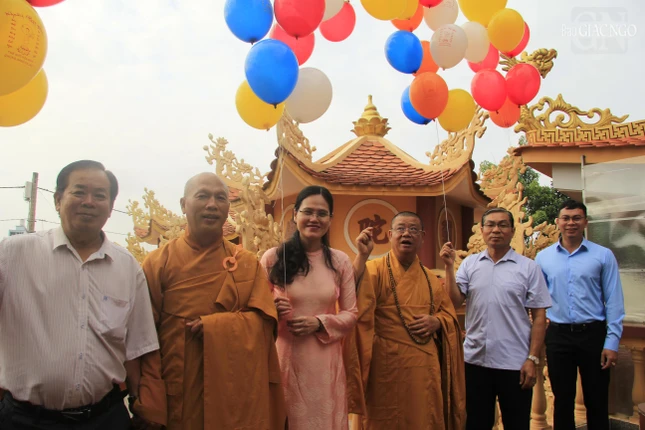 Chư tôn đức và lãnh đạo địa phương thả bóng bay cầu nguyện quốc thái dân an Chư tôn đức và lãnh đạo địa phương thả bóng bay cầu nguyện quốc thái dân an
