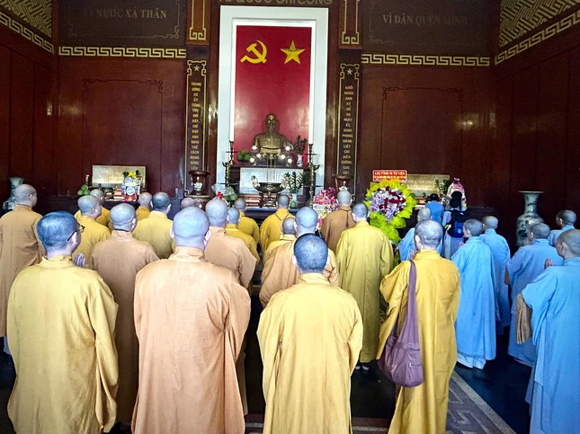 Tại Đền tưởng niệm Ngã Ba Giồng, đoàn dâng hương, đặt vòng hoa tưởng niệm - Ảnh: Quảng Thiện Tại Đền tưởng niệm Ngã Ba Giồng, đoàn dâng hương, đặt vòng hoa tưởng niệm - Ảnh: Quảng Thiện