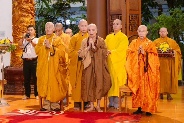 Chư tôn Trưởng lão Hội đồng Chứng minh quang lâm chứng minh Đại lễ Phật đản tại trụ sở Ban Trị sự Phật giáo tỉnh Khánh Hòa
