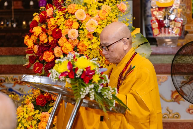 Thượng tọa Thích Hạnh Huệ tuyên đọc Diễn văn Phật đản của Trưởng lão Hòa thượng Chủ tịch Hội đồng Trị sự