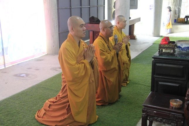 Thượng tọa Thích Lệ Tâm, trụ trì chùa Quang Thọ cung an chức sự hạ trường chùa Quang Thọ