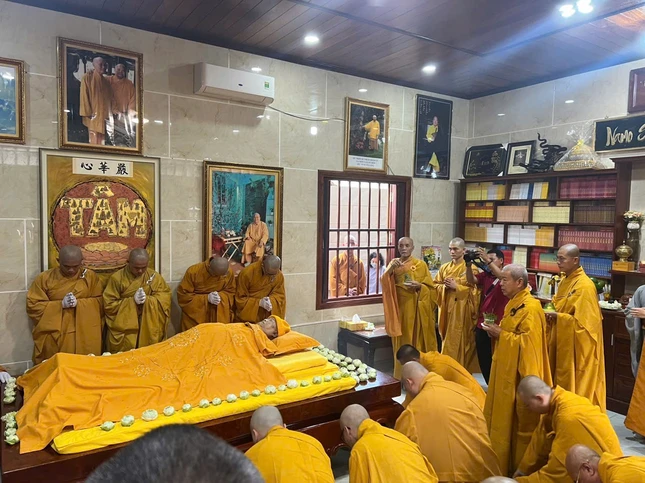 Hòa thượng sám chủ cử hành nghi thức sái tịnh Hòa thượng sám chủ cử hành nghi thức sái tịnh