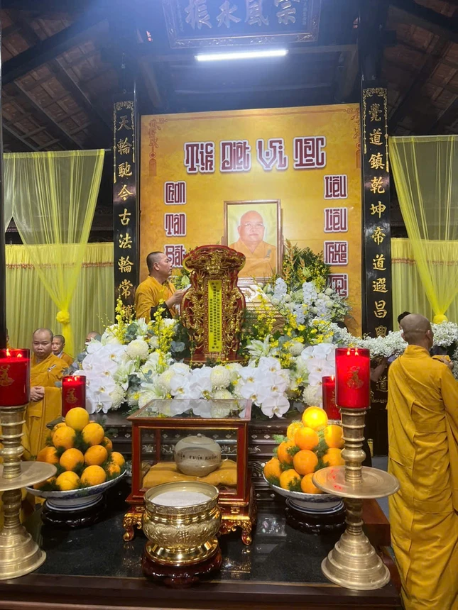 Giác linh đường Trưởng lão Hòa thượng tân viên tịch Giác linh đường Trưởng lão Hòa thượng tân viên tịch