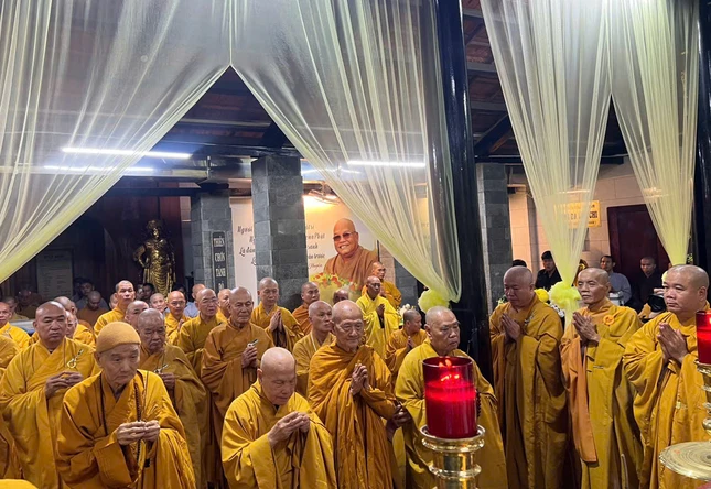 Chư tôn giáo phẩm Trung ương Giáo hội dâng hương tưởng niệm Trưởng lão Hòa thượng tân viên tịch