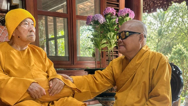 Trưởng lão Hòa thượng Thích Phước Tú vấn an Ân sư - Thiền sư Thích Thanh Từ Trưởng lão Hòa thượng Thích Phước Tú vấn an Ân sư - Thiền sư Thích Thanh Từ