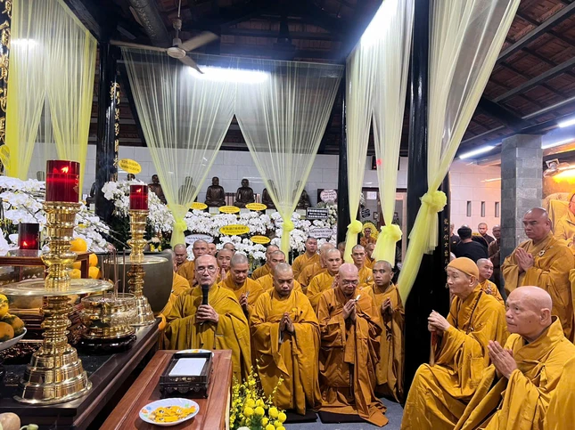 Thượng tọa Thích Lệ Lạc, Phó Trưởng ban Thường trực Ban Trị sự GHPGVN tỉnh Vĩnh Long đại diện Ban Tổ chức Lễ tang, môn đồ pháp quyến dâng lời cảm tạ